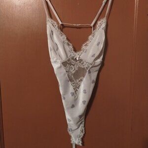 NWT MEDIUM SKIMS VELVET LACE TEDDY-PLATINUM HEARTBREAKER